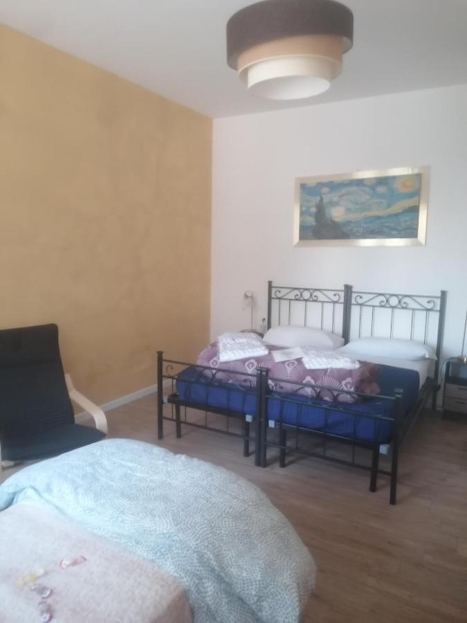 Emmanueli65 Fronte Clinica Per 5 Matrimoniale 2 Singoli 1 Divano Letto Piacenza Buitenkant foto